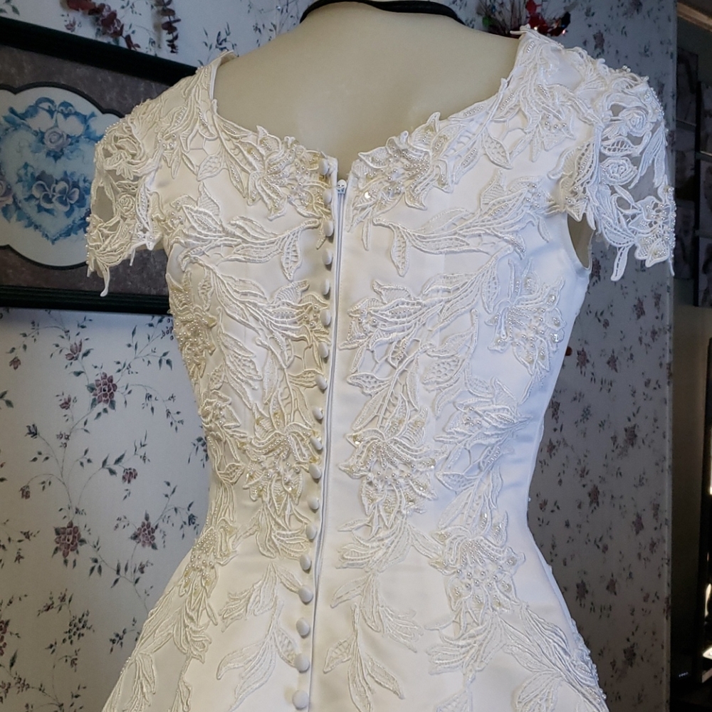 HOST PICK. Oleg Cassini Cap Sleeve Wedding Gown Size 4 - Picture 9 of 15